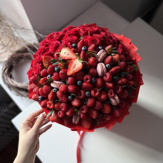 Букет из роз, клубники, малины и голубики