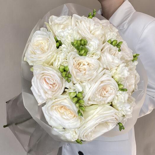 Rosas peonías y fresias