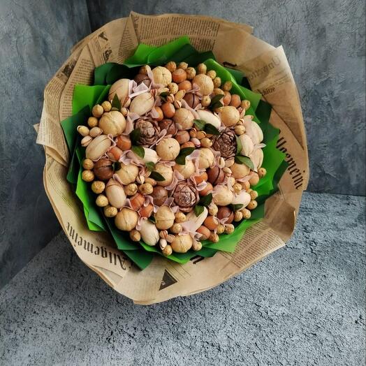 Букет из орехов