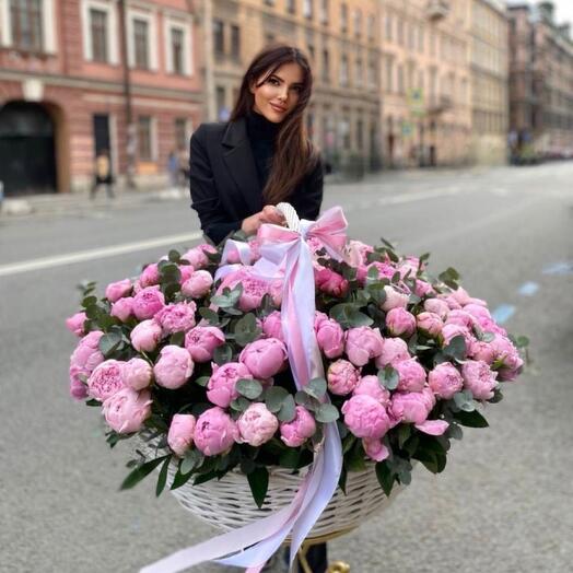 Роскошная корзина с пионами