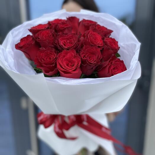 15 красных роз
