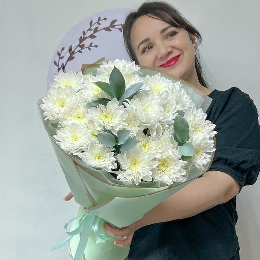 Белый букет из кружевных кустовых хризантем и рускуса 💕в дизайнерской упаковке