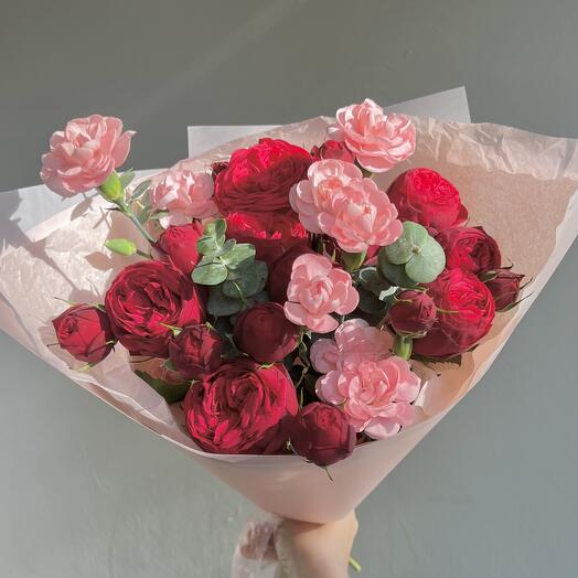 Яркий букет с пионовидными розами Рэд пиано и диантусами