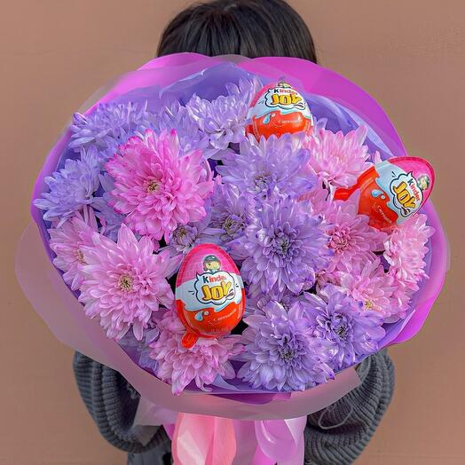 Букет из розовых и фиолетовых хризантем Kinder Surprise JOY