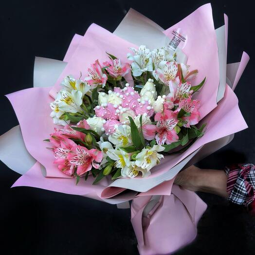 Bouquet of chocolate-covered strawberries and flowers