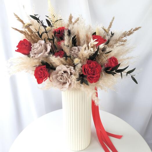 Букет в бохо стиле из стабилизированных цветов и сухоцветов в вазе