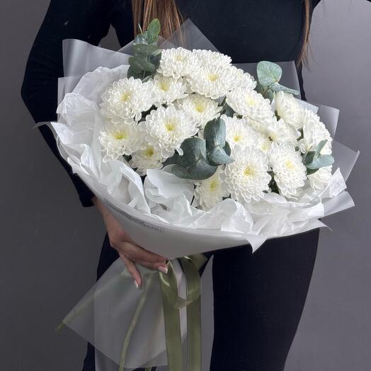 Букет с хризантемами и эвкалиптом, 5 шт,  на праздник