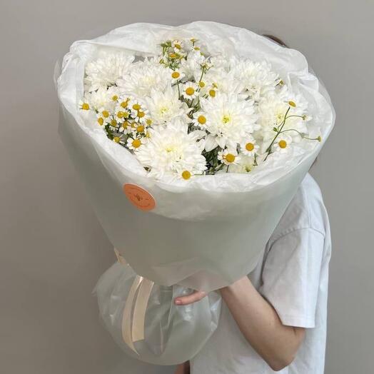 Нежный букет из ромашки и хризантемы