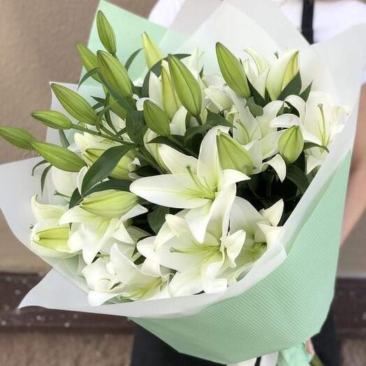 Лилии  белые в зеленом