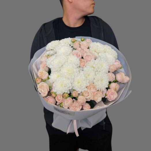 Нежный букет с кустовыми розами и хризантемами