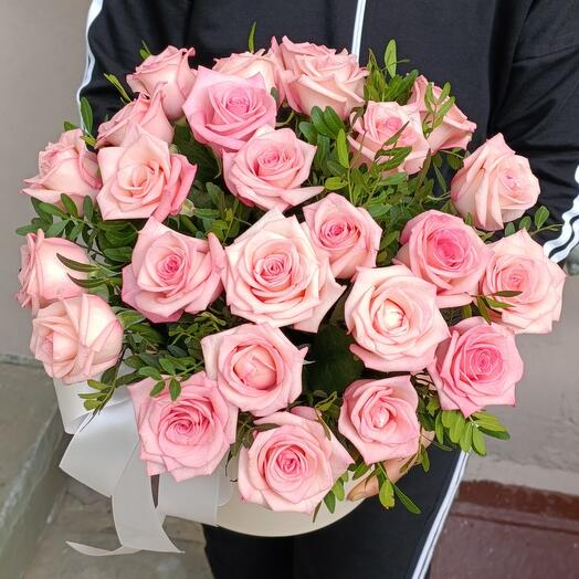 25 розовых роз в коробке