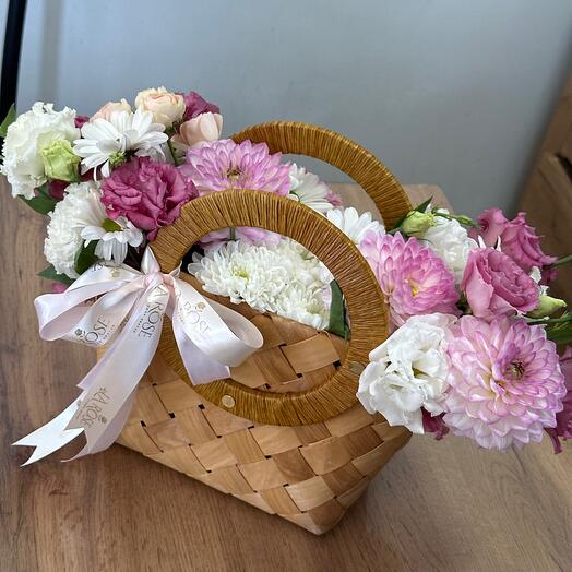 Корзина с эустомой, георгиной и хризантемой