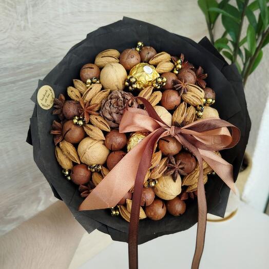 Стильный ореховый букет с конфетами Ferrero Rocher, кедровой шишкой и бантом (S)
