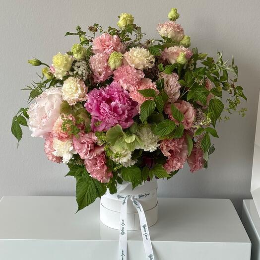 Композиция малиновое облако💌 в шляпной коробке, с пионами, диантусами, эустомой и сезонной зеленью🌱
