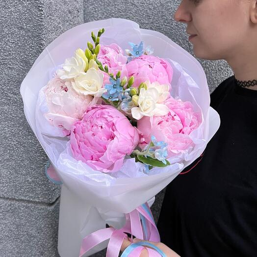 Букет «Нежное комбо» в коробке: нежно-розовый пион Сара Бернар 5 шт, голубой оксипеталум 3 шт, ароматная фрезия 2 шт