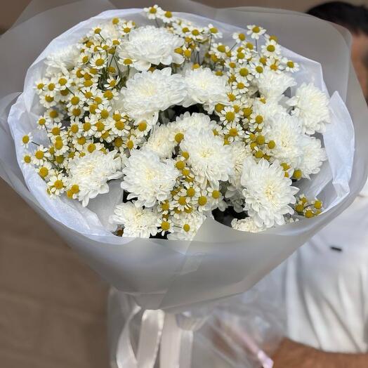Хризантема с матрикарией (полевой ромашкой) красивый и нежный букет