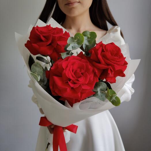 Букет из 3 красных французских розы с эвкалиптом, букет 500