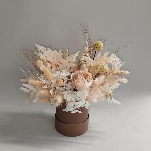 Авторская композиция из стабилизированной гортензии, розы, папоротника, лагуруса