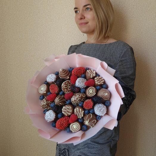 Букет с клубникой и бананами в шоколаде