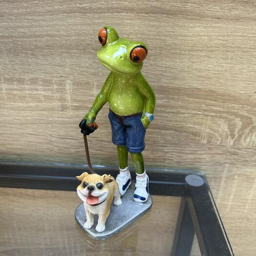 Лягушонок выгуливающий собаку