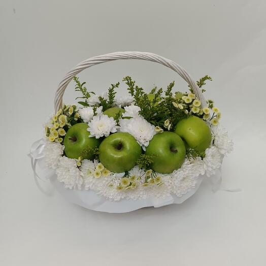 Корзина из фруктов и цветов "Яблочный спас"