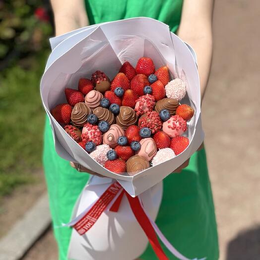 Strawberry bouquet in chocolate "Fantasy" in size L