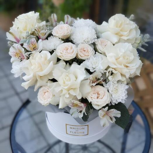 Белоснежная композиция в шляпной коробке "Наслаждение"/французская роза/пион куст розы/альстромерии /Цветы Уфа/Цветы в Уфе