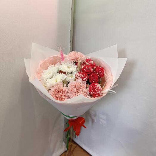Bouquet of bush rose, dianthus, bush chrysanthemum, wheat
