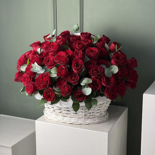 Корзина из 101 красной розы с эвкалиптом ️