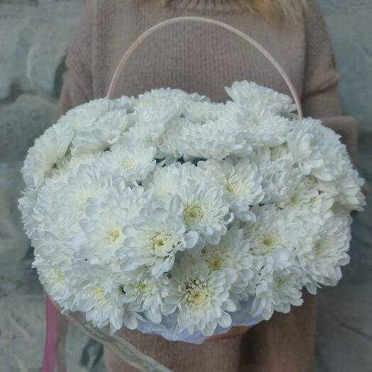 Композиция из белых кустовых хризантем в плетеной корзине