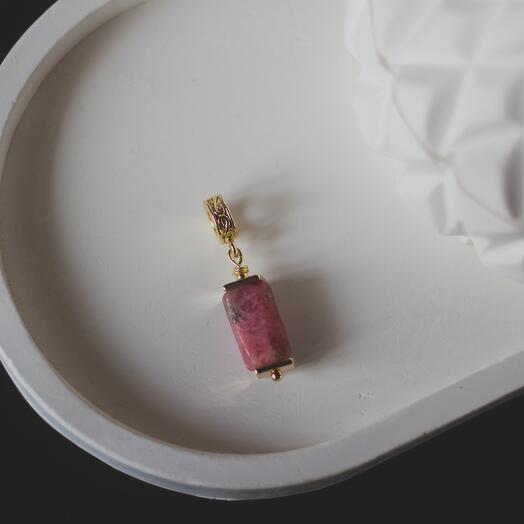 Подвеска-шарм с натуральным родонитом