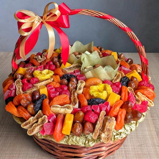 Корзина с сухофруктами и орехами