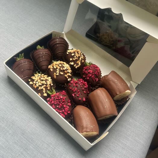 Клубника и бананы в шоколаде для учителя