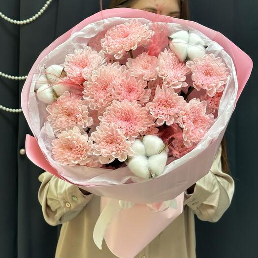 Букет комплимент из хризантем и хлопка