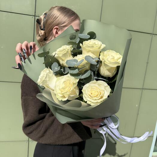 Стильный букет белых роз «Трепетные чувства»