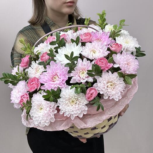 Корзина с цветами из хризантем и диантусов