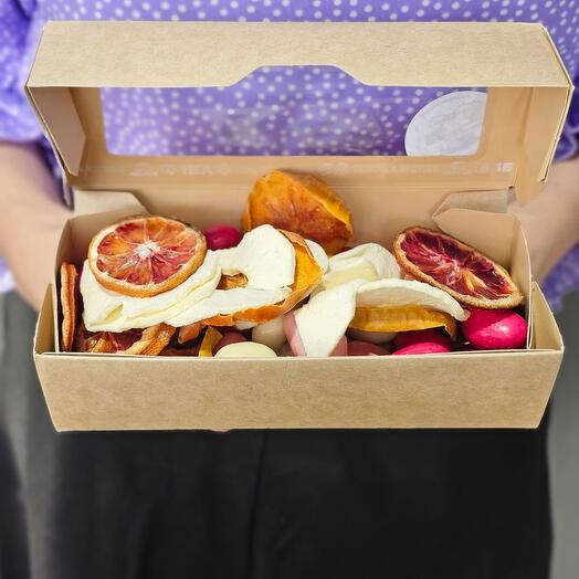 Набор комплимент с фруктовыми чипсами и сладостями