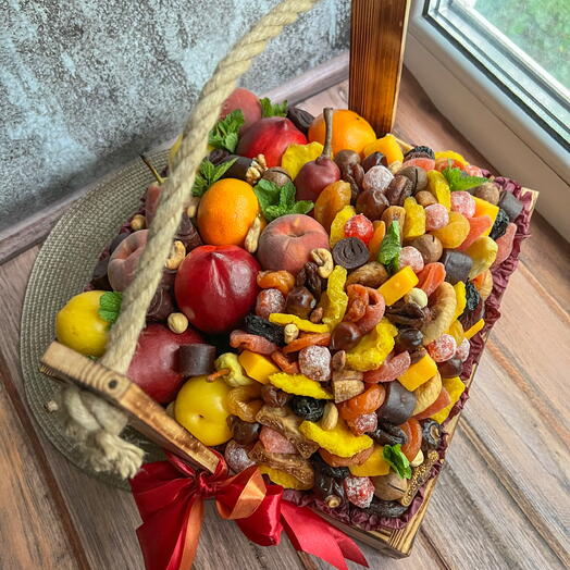 Букет из фруктов и сухофруктов в ящике