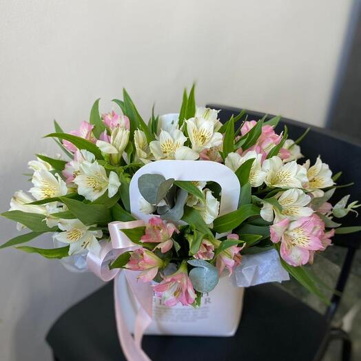 Нежная композиция из стойких альстромерий🌸