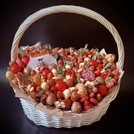Корзина с колбасами , сырами и орехами