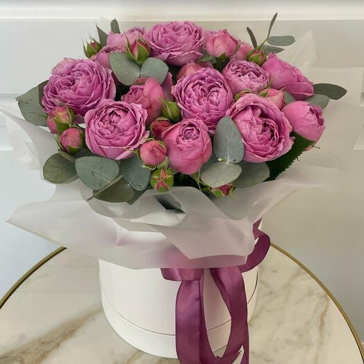 Розы пионовидные кустовые с эвкалиптом в коробке 💞