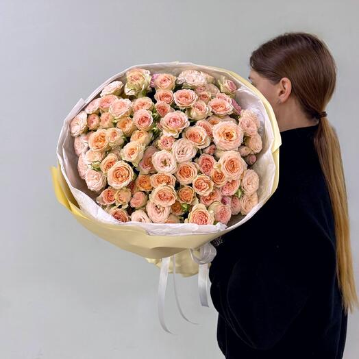 Букет нежных кустовых роз