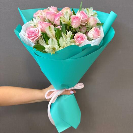 Букет розовых роз и альстромерии, нежный букет цветов  Цветочный город