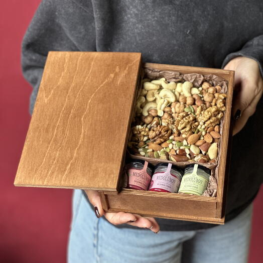 ХИТ Подарочный набор книга  с орехами , сухофруктам и мёдом