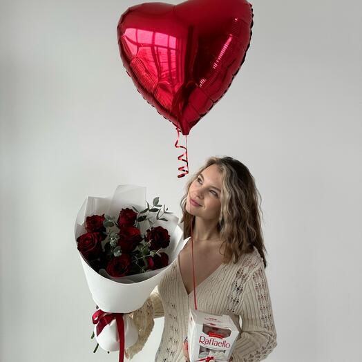Набор букет из красных роз, шарик сердечко и конфеты
