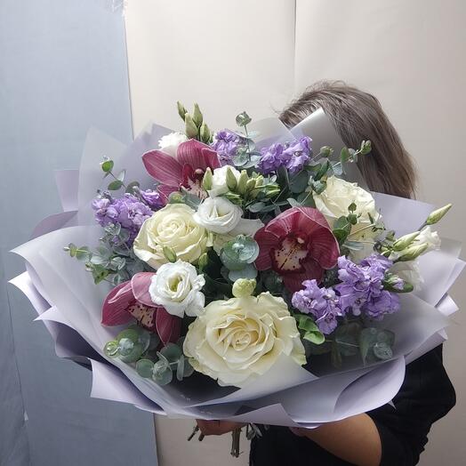 Букет из орхидеи, роз, эвкалипта, эустомы, маттиола