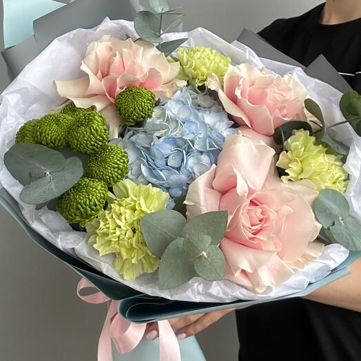 Букет с голубой гортензией и зелеными гвоздиками
