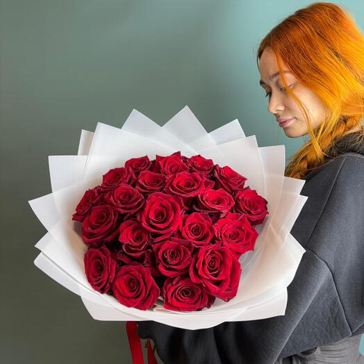 Букет из 21 красной розы в оформлении
