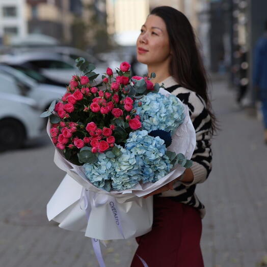 Классика: кустовые розы + гортензия L