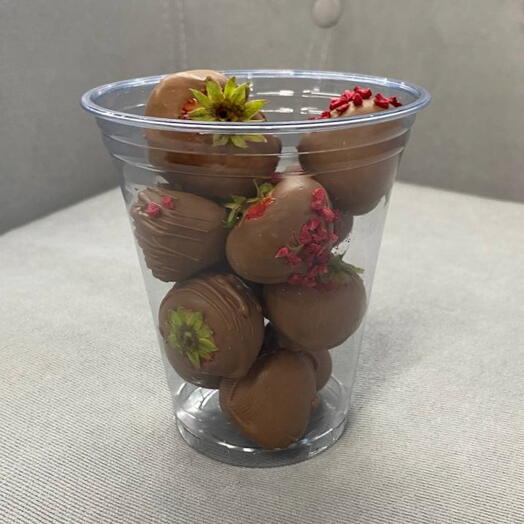 Большой стакан с клубникой в молочном бельгийском шоколаде